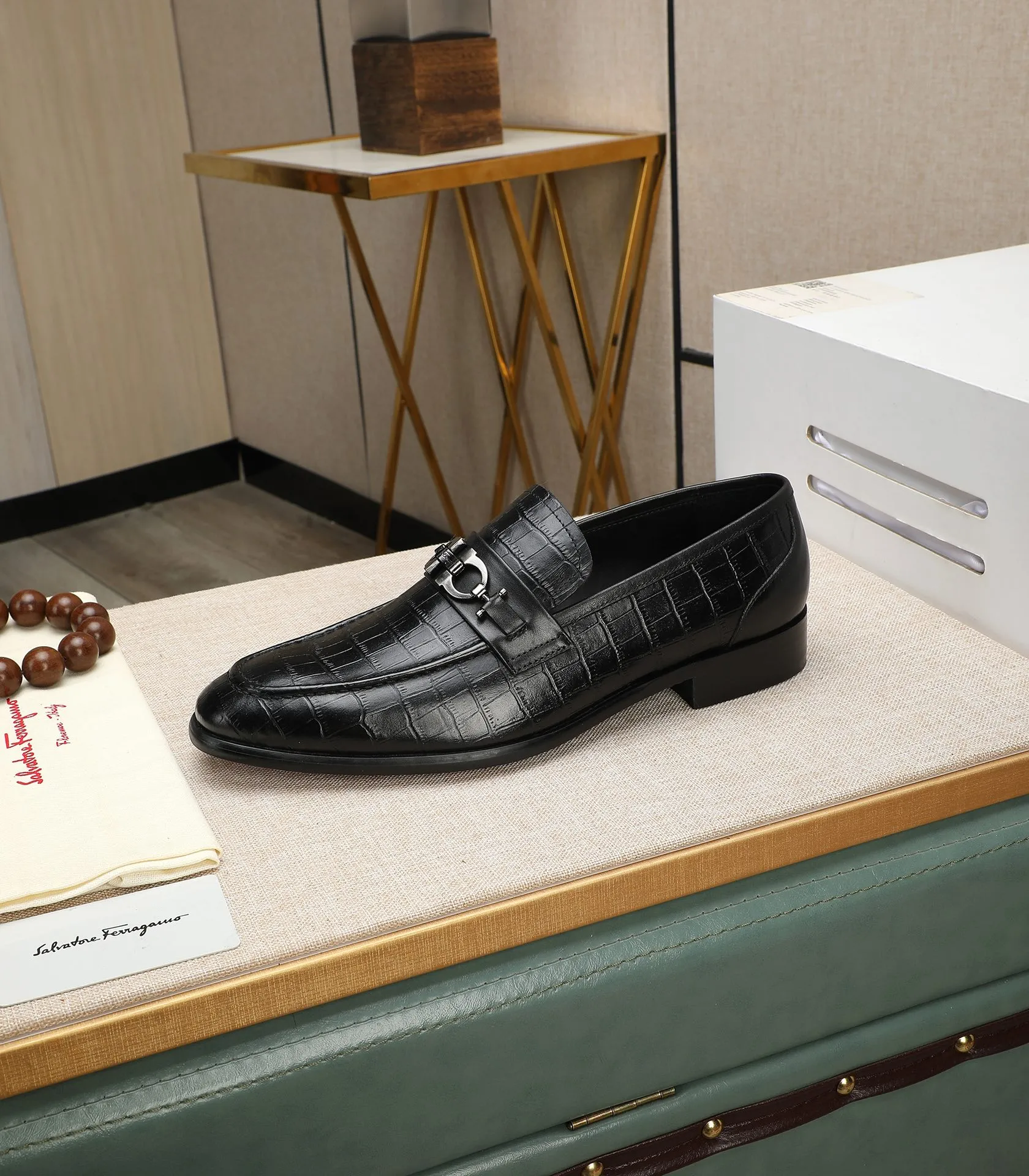 Men's shoes 💰540📛📛(water-dyed cowhide) Salvatore Ferragamo high-end (Salvatore Ferragamo) is the world's top luxury footwear brand. It comes from the fashion kingdom of Italy and is famous all over the world for its traditional handmade design and novel styles...🚶🏻🚶🏻New suit shoes are available simultaneously at the counter. This model is purely handmade. The fabric is imported from Italy's original first-layer cowhide. Soft water-dyed cowhide lining. Original authentic outsole🌀🌀Size: 38➖44 (45 customized)